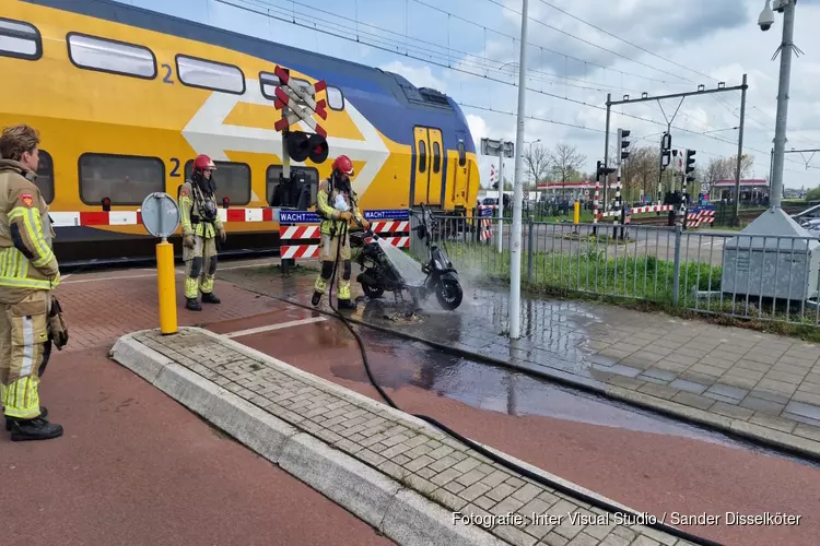Scooter vliegt in brand op spoorwegovergang