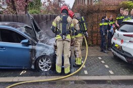Auto in brand in Zaandam, vermoedelijk aangestoken