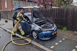 Auto in brand in Zaandam, vermoedelijk aangestoken