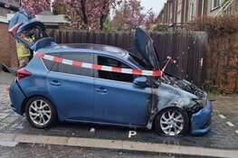 Politie houdt brandstichter van auto aan.