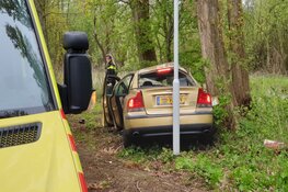 Auto slaat op hol en veroorzaakt ongeluk