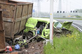 Vrachtwagen gekanteld op Coenplein
