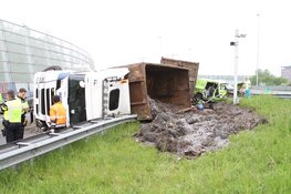 Vrachtwagen gekanteld op Coenplein