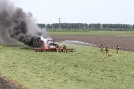 Tractor door brand verwoest in weiland bij Assendelft