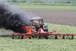 Tractor door brand verwoest in weiland bij Assendelft