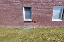 Taxichauffeur verliest controle en veroorzaakt ravage in Wormer