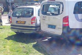 Taxichauffeur verliest controle en veroorzaakt ravage in Wormer