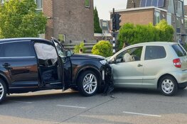 Twee auto`s total loss na botsing in Wormerveer