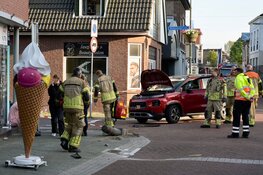 Veel schade bij botsing in centrum Krommenie