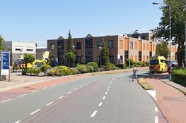 Vrouw zwaargewond bij aanrijding Wormerveer