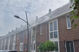 Brand in dak van woning in Assendelft