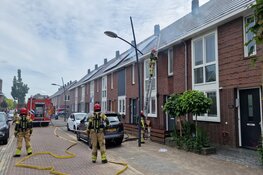 Brand in dak van woning in Assendelft