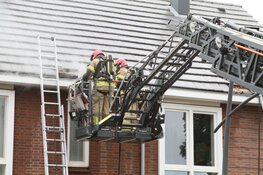 Brand in dak van woning in Assendelft
