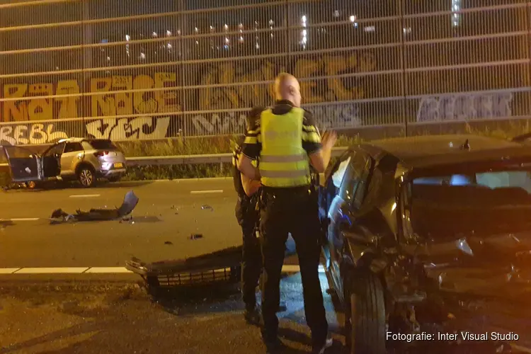 Nachtelijke botsing bij knooppunt Zaandam, weg lang afgesloten