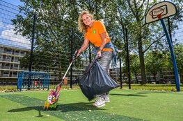 Speelplaatsen schoonmaken en schoffelen in het park