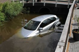 Auto te water gerold na vergeten handrem