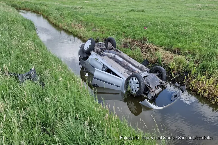 Auto beland op z&#39;n kop in de sloot