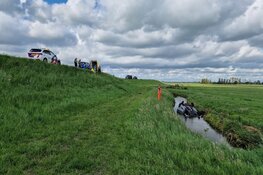 Auto beland op z'n kop in de sloot