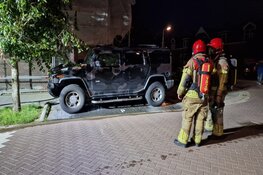 Hummer in brand in Zaandam