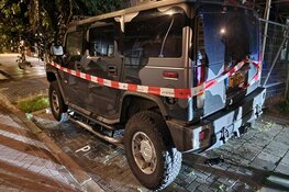 Hummer in brand in Zaandam