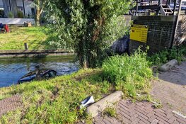 Auto te water gerold in Zaandam