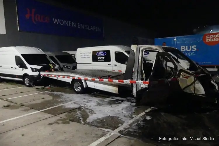 Voertuig door brand verwoest aan Stormhoek in Zaandam