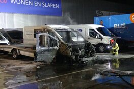 Voertuig door brand verwoest aan Stormhoek in Zaandam
