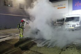 Voertuig door brand verwoest aan Stormhoek in Zaandam