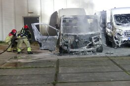 Voertuig door brand verwoest aan Stormhoek in Zaandam