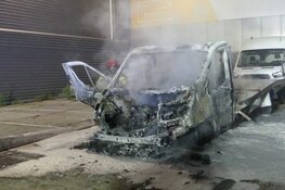 Voertuig door brand verwoest aan Stormhoek in Zaandam