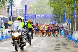 Olympiërs aan de start van Dam tot Damloop