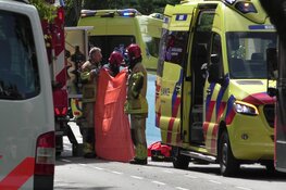 Auto tegen boom gereden, automobilist met spoed naar ziekenhuis
