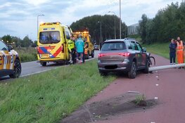 Auto tegen lantaarnpaal gereden in Oostzaan