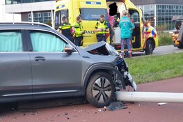 Auto tegen lantaarnpaal gereden in Oostzaan