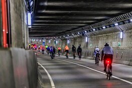 Fiets door de IJtunnel van Amsterdam tijdens Saxo Dam tot Dam FietsClassic