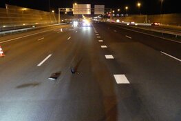 Motorrijder rijdt tegen achterkant van auto en komt ten val op A8