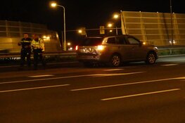 Motorrijder rijdt tegen achterkant van auto en komt ten val op A8