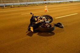 Motorrijder rijdt tegen achterkant van auto en komt ten val op A8