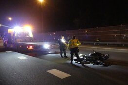 Motorrijder rijdt tegen achterkant van auto en komt ten val op A8