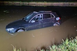 Auto te water langs Zuiderweg in Assendelft