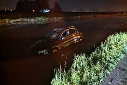 Auto te water langs Zuiderweg in Assendelft