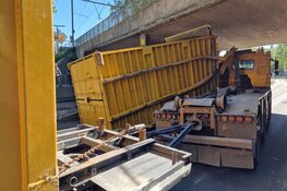 Vrachtwagen tegen spoorviaduct Zaandam gereden