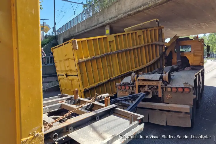 Vrachtwagen tegen spoorviaduct Zaandam gereden