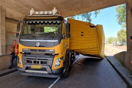 Vrachtwagen tegen spoorviaduct Zaandam gereden