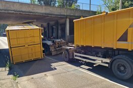 Vrachtwagen tegen spoorviaduct Zaandam gereden