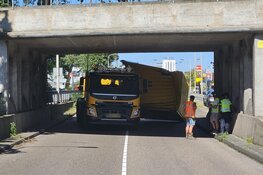 Vrachtwagen tegen spoorviaduct Zaandam gereden