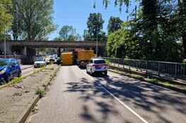 Vrachtwagen tegen spoorviaduct Zaandam gereden