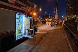 Auto knalt op bussluis in Zaandam