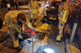 Auto knalt op bussluis in Zaandam