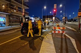 Auto knalt op bussluis in Zaandam